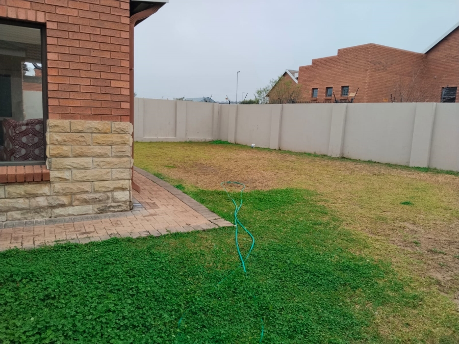 To Let 3 Bedroom Property for Rent in Hillside Free State